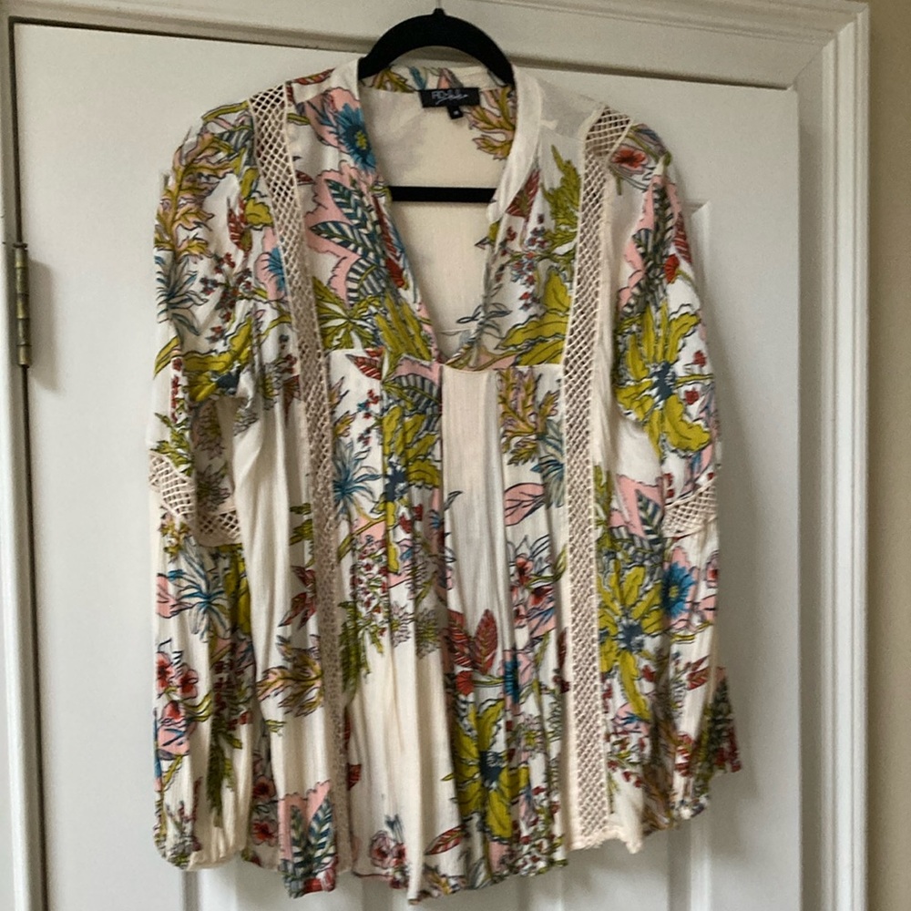 Ladies floral top, soft pleats in front & back. Loose fit and comfortable